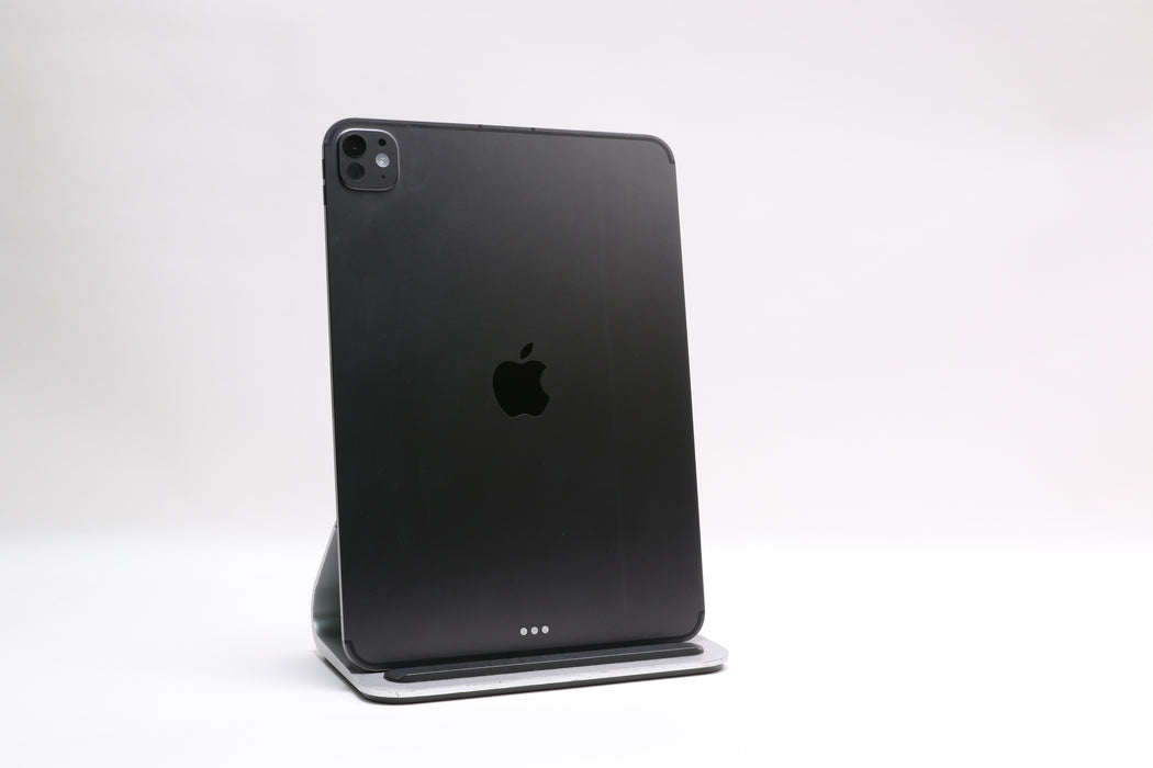 11" iPad Pro M5, 256GB, Unlocked, Space Black, ME2N4LL/A w/ Magic KB — photo 4 of 12