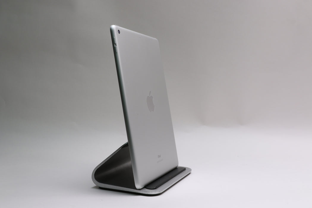 10.2" iPad 8th Gen, 32GB, Wi-Fi Only, Silver, MYLA2LL/A — photo 4 of 13