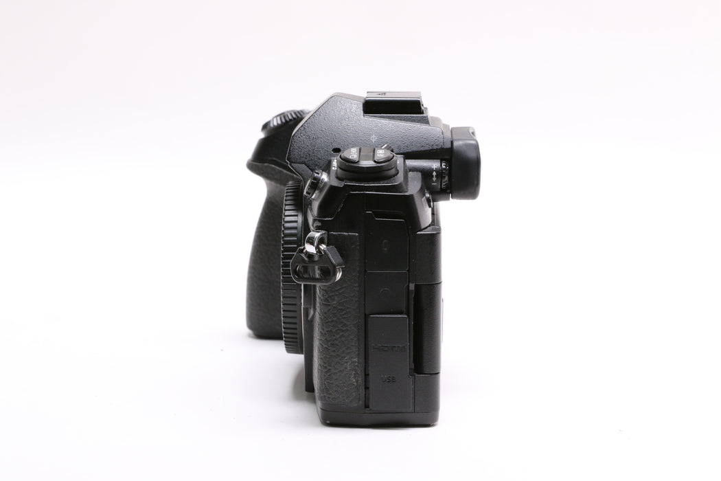 Olympus OM-D E-M1 Mark II 20.4MP Mirrorless Camera w/ Godox TT350O Flash!