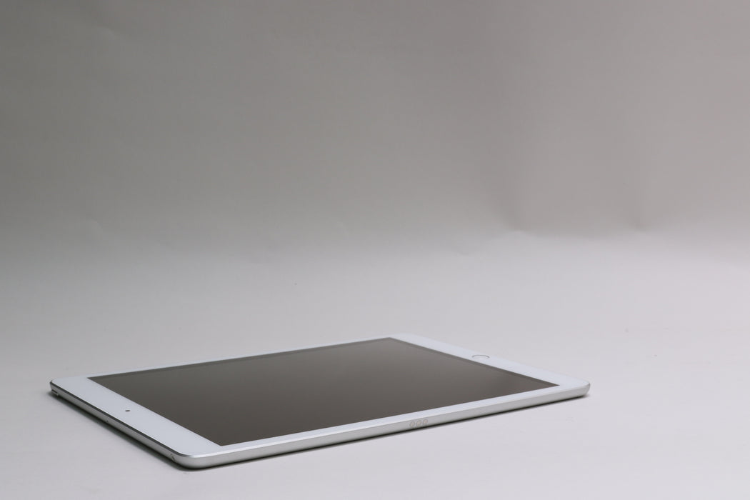 10.2" iPad 8th Gen, 32GB, Wi-Fi Only, Silver, MYLA2LL/A — photo 6 of 13