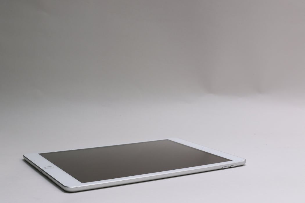 10.2" iPad 8th Gen, 32GB, Wi-Fi Only, Silver, MYLA2LL/A — photo 10 of 13