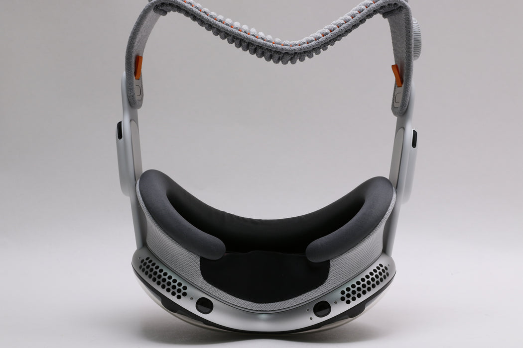 Apple Vision Pro (M2) Headset, 256GB, Solo Knit M, 21W, MQL83LL/A w/ Travel Case — photo 4 of 6