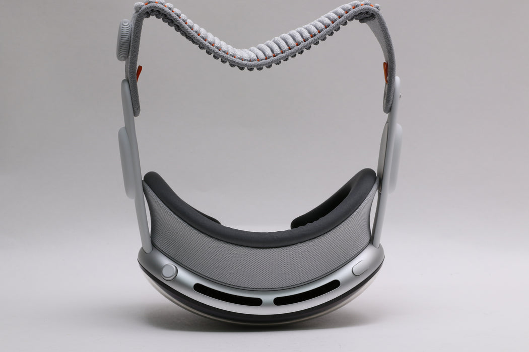 Apple Vision Pro (M2) Headset, 256GB, Solo Knit M, 21W, MQL83LL/A w/ Travel Case — photo 5 of 6