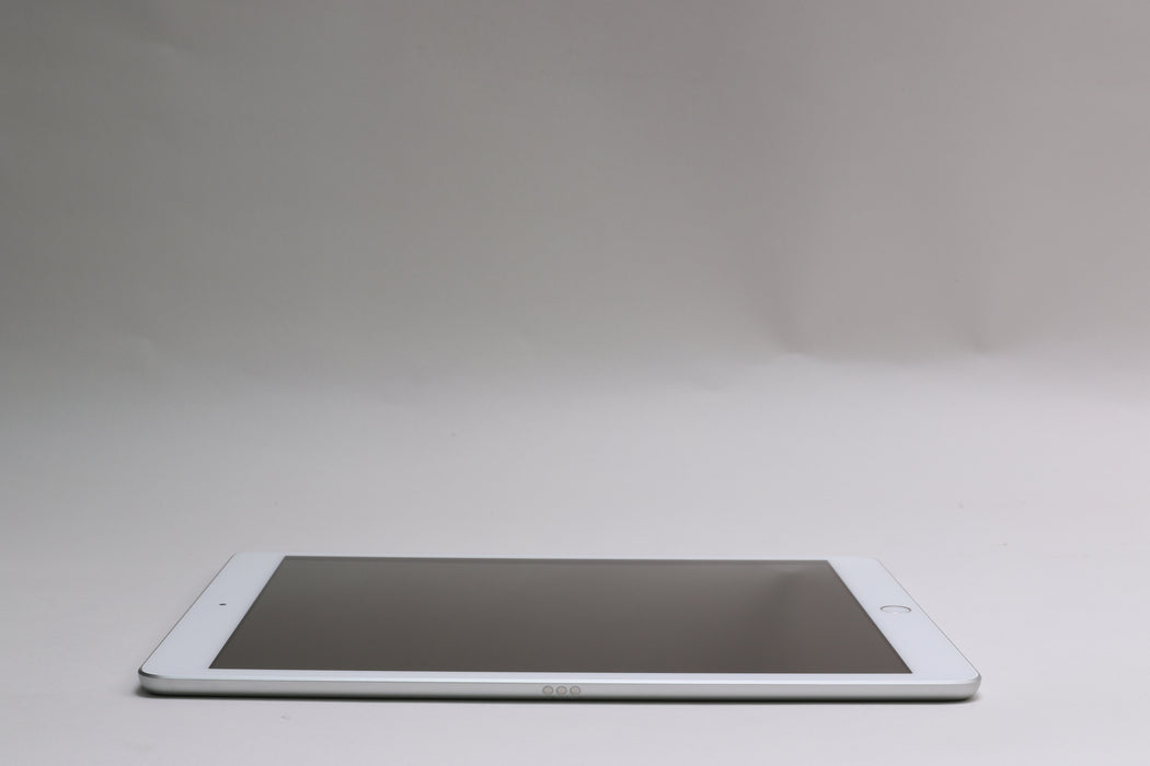 10.2" iPad 8th Gen, 32GB, Wi-Fi Only, Silver, MYLA2LL/A — photo 7 of 13