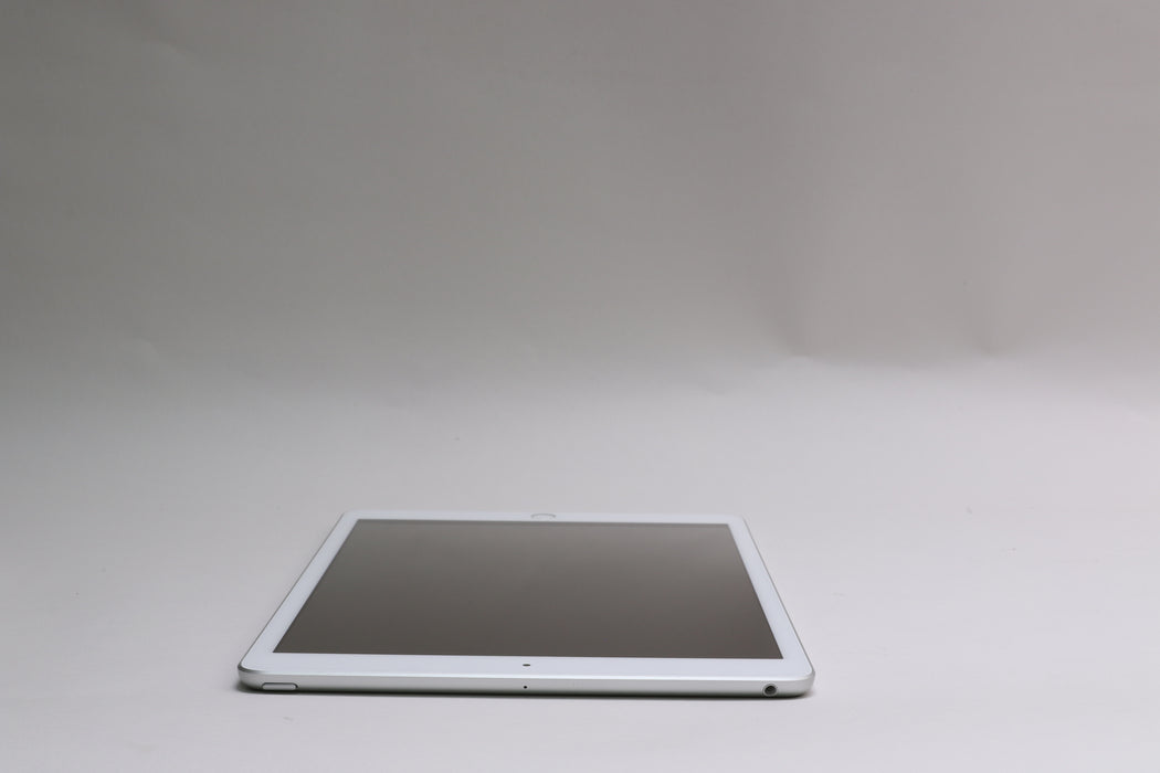 10.2" iPad 8th Gen, 32GB, Wi-Fi Only, Silver, MYLA2LL/A — photo 5 of 13