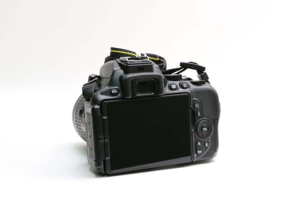 Nikon D5600 Camera w/ Nikon 18-55mm f/3.5-5.6G DX VR Lens! 407 Shutter Count!