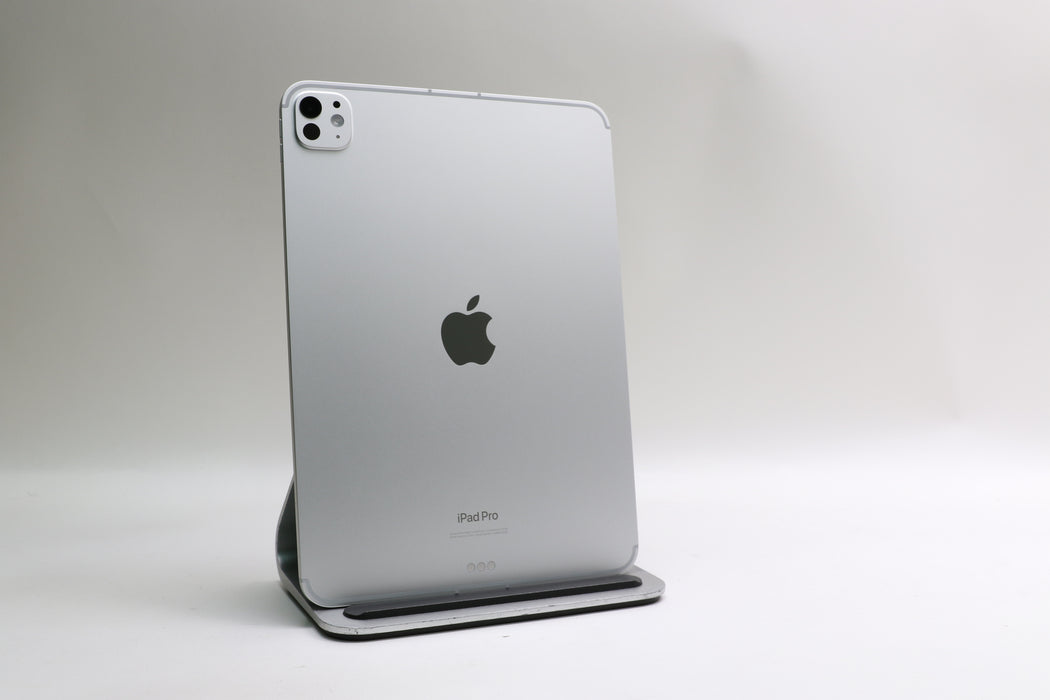 iPad Pro 11" M4, 256GB, Unlocked, Silver, MVW23LL/A w/ Magic Keyboard and AC+!