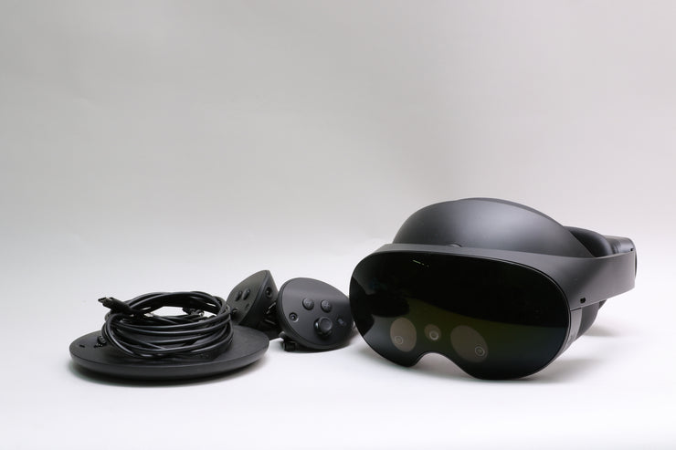 Meta Quest Pro 256GB VR Headset w/ Controllers and Dock!