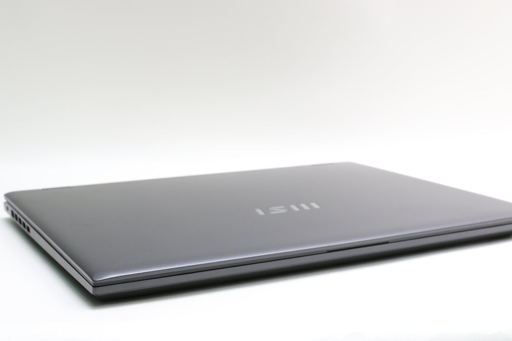 100%BATT 16" UHD+ MSI, Ultra 9 288V, 32GB, 2TB SSD