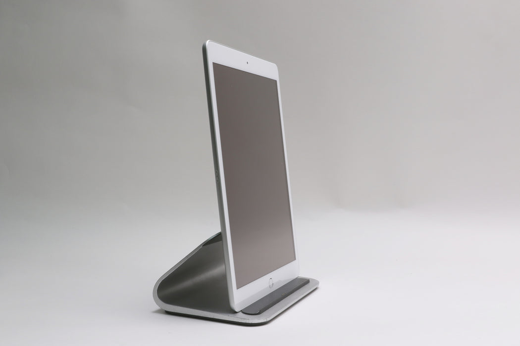 10.2" iPad 8th Gen, 32GB, Wi-Fi Only, Silver, MYLA2LL/A — photo 3 of 13